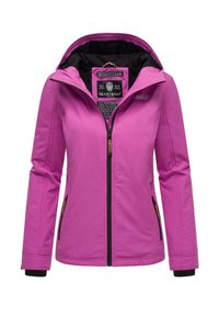 Veste softshell à capuche pour femme de couleur violette, avec fermeture éclair avant, poches latérales et doublure intérieure noire.