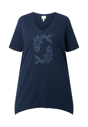 Tummansininen V-kaula-aukollinen, lyhythihainen T-paita, jossa etupuolella kaksi kalaa muodostavat ympyrän ristipistokuviona.