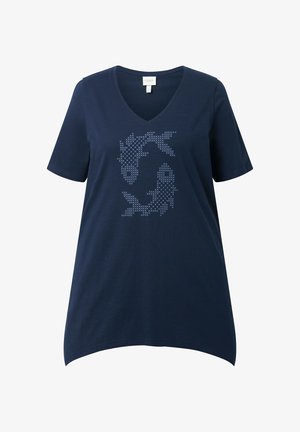 Navyblaues V-Ausschnitt T-Shirt mit kurzen Ärmeln und zwei Fischen, die auf der Vorderseite in einem Kreuzstichmuster einen Kreis bilden.