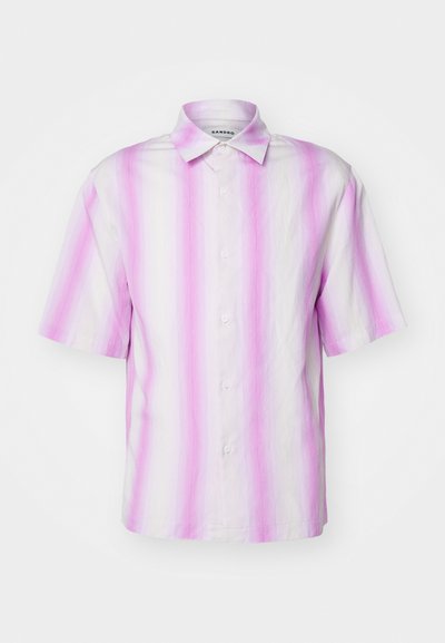 Camicia a maniche corte, con bottoni, di colore rosa chiaro e bianco con strisce verticali. Realizzata in tessuto leggero, presenta un colletto classico.