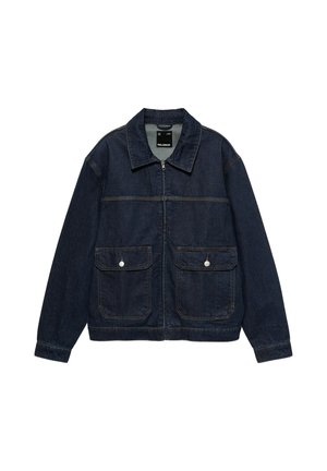 Veste en jean bleu foncé avec fermeture éclair sur le devant, deux poches à rabat avec boutons, et un col classique.