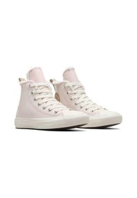 Zapatillas altas de lona en rosa claro, con cordones blancos, una suela de goma texturizada y un cuello de felpa para mayor comodidad.