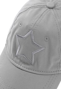 Szara czapka bejsbolowa wykonana z bawełny, z haftowanym srebnym wzorem gwiazdy z przodu, widocznymi detalami szwów i guzikiem na górze.