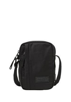 Borsa a tracolla nera in nylon morbido. Presenta una chiusura con cerniera, una tracolla regolabile e una discreta etichetta con logo sulla parte anteriore. Forma rettangolare.