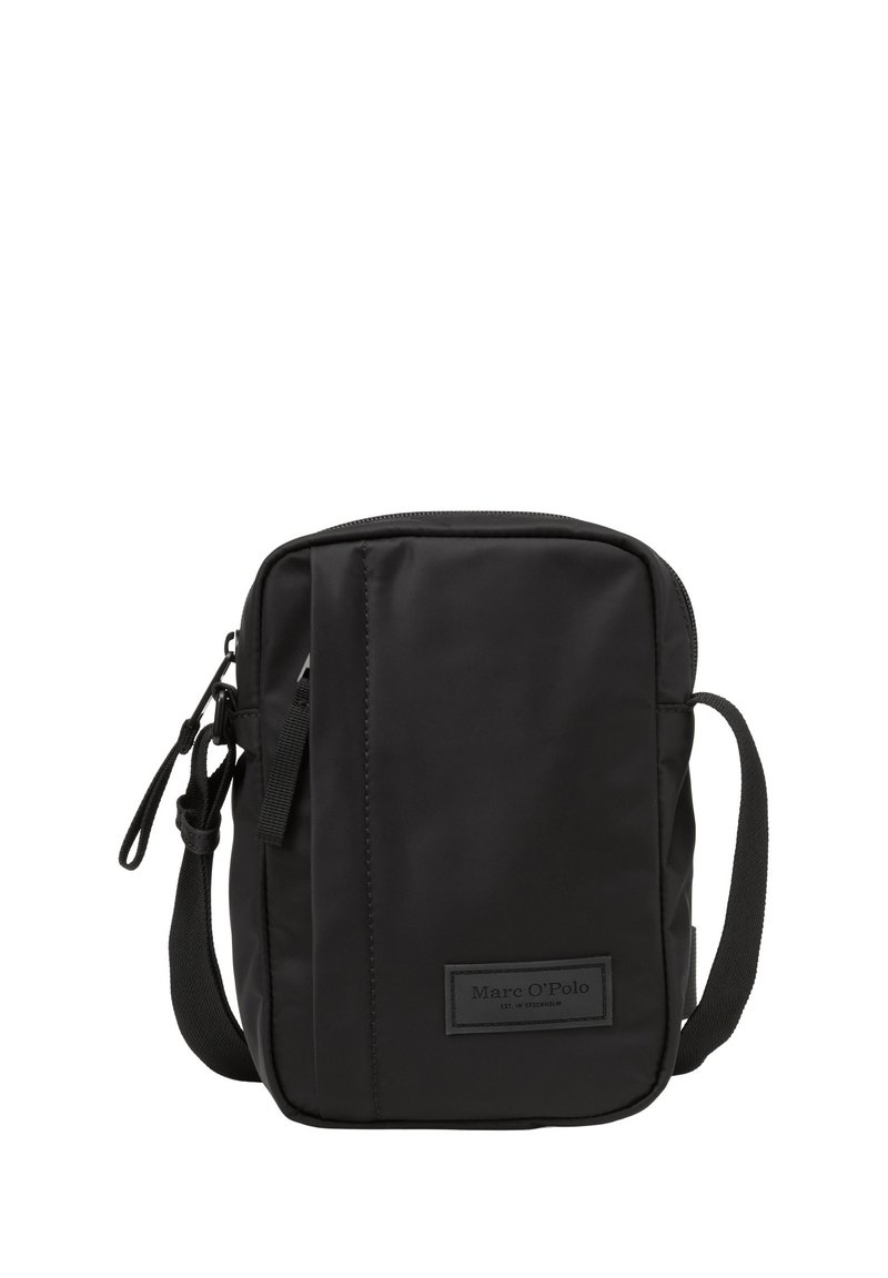 Borsa a tracolla nera in nylon morbido. Presenta una chiusura con cerniera, una tracolla regolabile e una discreta etichetta con logo sulla parte anteriore. Forma rettangolare.
