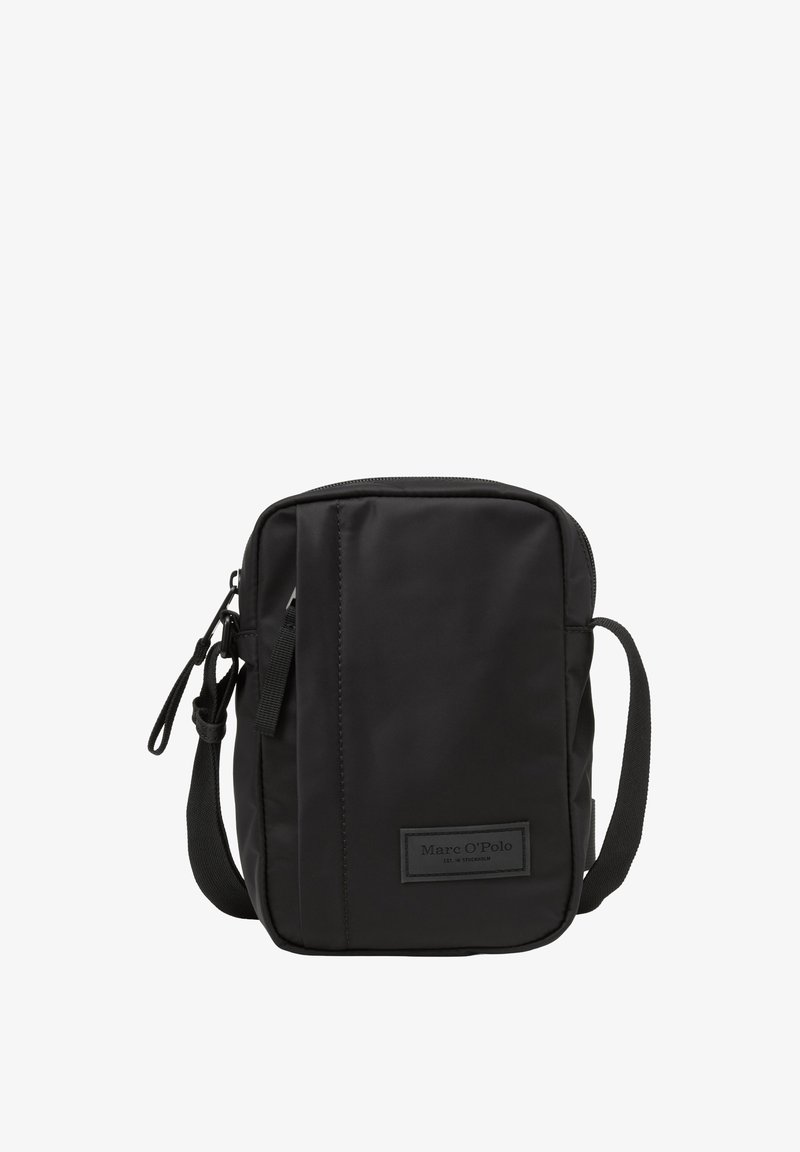 Borsa a tracolla nera in nylon morbido. Presenta una chiusura con cerniera, una tracolla regolabile e una discreta etichetta con logo sulla parte anteriore. Forma rettangolare.