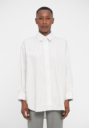 Camicia a righe in tessuto leggero, caratterizzata da linee verticali in colori pastello su sfondo bianco, colletto a button-down e maniche lunghe.