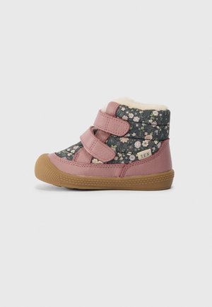 Børnes vinterhøjtopssko med lyserøde stropper, blomsterprintet stof, gummisål og foret med fleece.