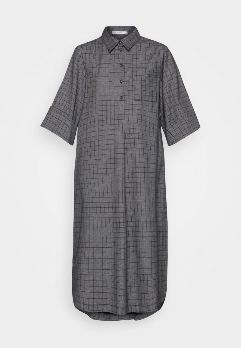 Robe grise mi-longue avec motif à carreaux noir, manches courtes, boutonnée sur le devant, col et poche poitrine.
