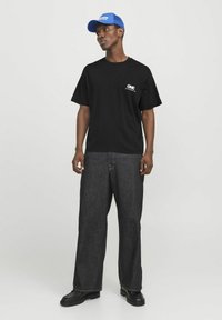 Jack & Jones RÜCKEN RUNDHALSAUSSCHNITT  - Camiseta estampada - black