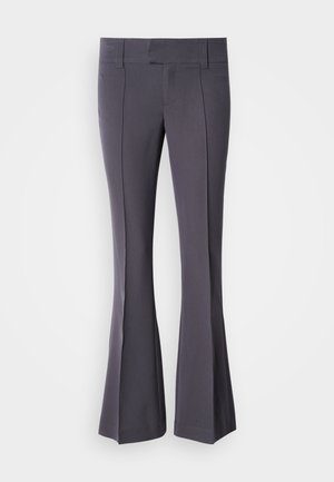 Plati pilkos kelnės, pagamintos iš lygaus audinio, su pritaikytu siluetu, turinčios priekinės raukšlės ir vidutinio aukščio liemenį.