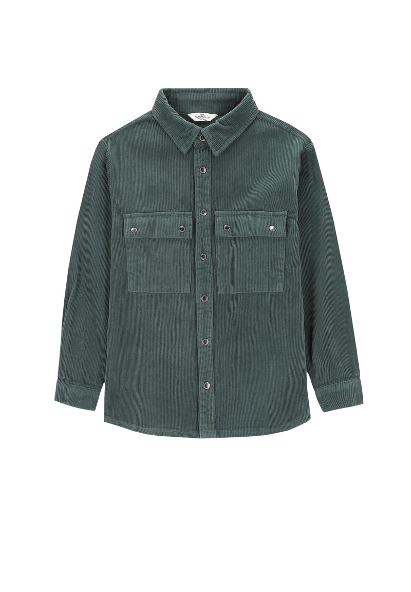 Zielona koszula z korduroy z kołnierzykiem na guziki, dwoma kieszeniami na piersi i długimi rękawami z guzikami przy mankietach. Teksturowany materiał z pionowymi żeberkami.