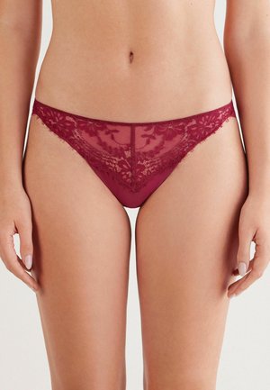 Bordeaux kant slipje met bloemenpatroon, met een doorschijnende mesh top en zachte, rekbare stof, randen met delicate golvende afwerking.