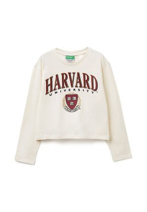 Cremefarbener, verkürzter Sweatshirt mit dem Aufdruck "HARVARD UNIVERSITY" in fetten kastanienbraunen Buchstaben und einem gestickten Wappen-Logo in der Mitte.