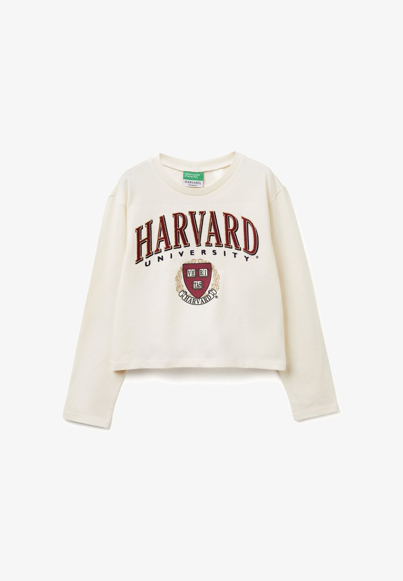 Sudadera recortada color crema con "HARVARD UNIVERSITY" en letras burdeos en negrita y un logo de escudo bordado en el centro.