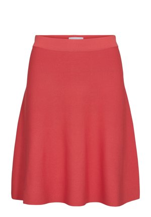 Červená sukně do áčka se širokým pasem, vyrobená z texturované tkaniny, sahající ke kolenům nebo mírně nad ně, bez vzorů či ozdob.
