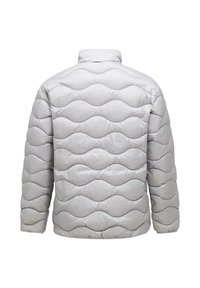 Zilveren doorgestikte pufferjas met een golvend patroon en een hoge kraag. Heeft lange mouwen en een getailleerd silhouet met een gladde textuur.