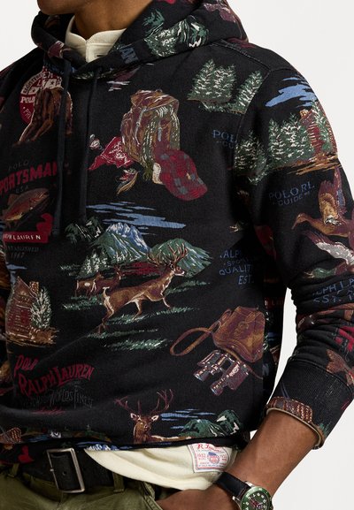 Zwarte hoodie met kleurrijke buiten-thema graphics, waaronder dieren, landschappen en kampeerspullen, met een trekkoord bij de hals.