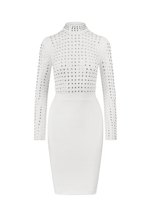 Hvid langærmet kjole med høj hals, der har en tætsiddende silhuet og nitter på tværs af kroppen og ærmerne.