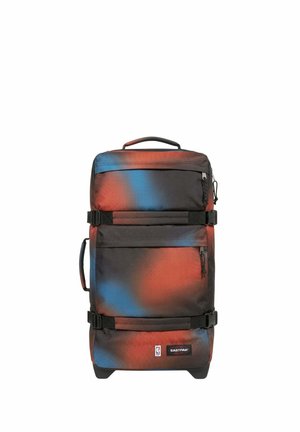 Valise à roulettes en tissu dégradé noir, rouge et bleu, poches avant zippées, poignées latérales et supérieures, avec les logos Eastpak et NBA.