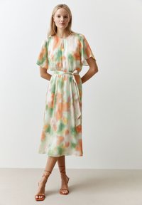 Floral midi Kleid aus leichtem Stoff, mit orangefarbenen, grünen und rosa Aquarellmustern, kurzen, flatternden Ärmeln und einem gebundenen Taillenband.