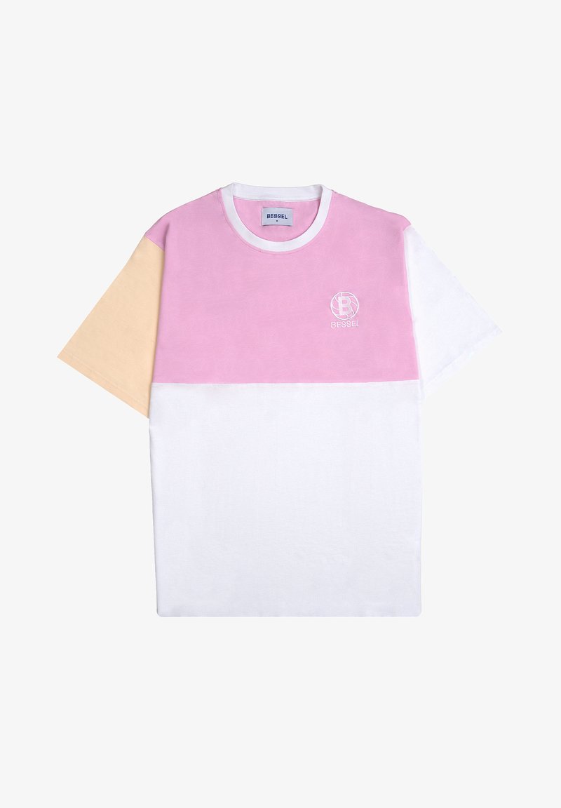Camiseta de bloques de color que presenta paneles en rosa, blanco y beige. Material de algodón con un cuello redondo y un logo bordado en el pecho.