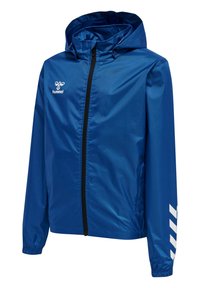 Chaqueta ligera azul con capucha, cremallera frontal, acentos negros, puños elásticos, logo en el pecho y rayas diagonales blancas en las mangas.