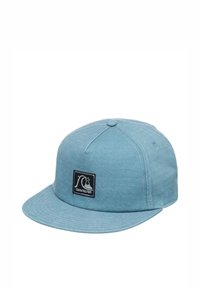 Blå denimkeps med en platt skärm. Har en fyrkantig logotyp i svart och vitt på framsidan. Texturerat tyg med distinkta sömnadsdetaljer.