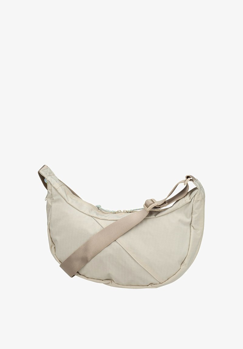 Beige stoffen schoudertas met een gebogen ontwerp, verstelbare riem en ritssluiting. Heeft een subtiele textuur.