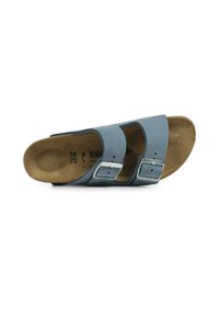 Sandal in pelle blu sfoderato con due fibbie regolabili in argento, fondo in sughero e superficie interna testurizzata per il comfort. Taglia 38.