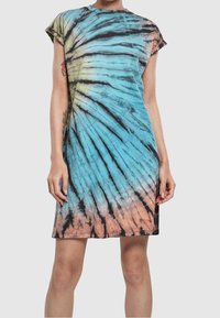 Sukienka z krótkim rękawem z wzorem tie-dye w odcieniach niebieskiego, czarnego i brzoskwiniowego. Wykonana z miękkiego materiału, o luźnym kroju i okrągłym dekolcie.