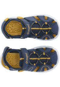 Tummansiniset sandaalit keltaisilla yksityiskohdilla, verkkomateriaali yläosassa, säädettävä hihna ja kuvioitu pohja. Kevyt muotoilu, jossa on auki varvas ja kanta.