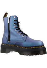 Bottine cheville en cuir verni bleu chunky avec fermeture éclair latérale, semelle en caoutchouc noire, couture jaune et tirette logo sur le talon.
