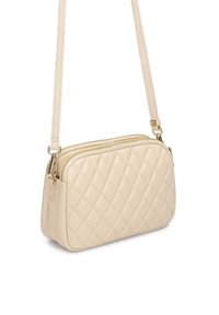 Borsa a spalla beige trapuntata realizzata in pelle texturizzata, dotata di due scomparti con zip e di una sottile tracolla regolabile.
