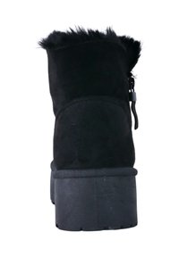 Stivale alla caviglia in suede nero con rifinitura in pelliccia sintetica, punta arrotondata e suola spessa e testurizzata. Presenta una zip laterale per un facile accesso.