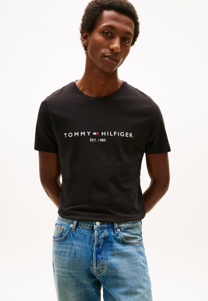 Tommy Hilfiger CORE LOGO TEE - Triko s potiskem - black