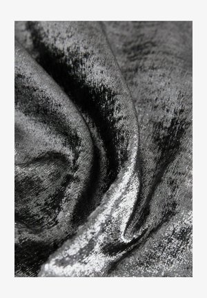 Czarna aksamitna tkanina o gładkiej strukturze, wykazująca subtelny połysk i różnorodny włos, tworząca bogatą wizualną głębię.