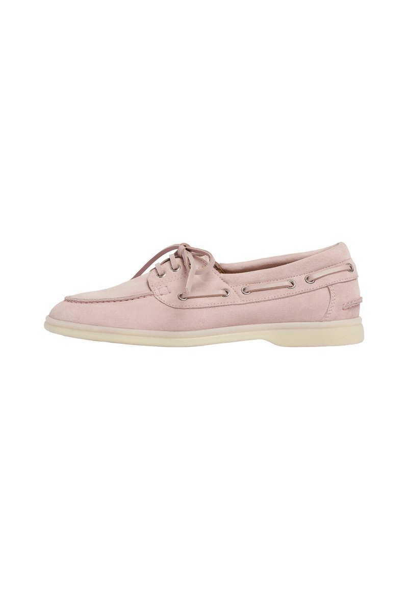 Zapatos de barco de ante color rosa claro con puntera redondeada, cordones en la parte delantera y ojales plateados. Suela de goma color crema con detalle texturizado.