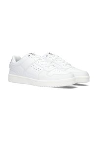 Witte leren sneakers met een ronde neus, vlakke witte zool en geperforeerde details aan de zijkanten. Voorzien van vetersluiting en een subtiele logo.