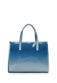 Zila un gaiši zilas gradienta rokassomu ar gludu, spīdošu apdari, strukturētu formu, divām augšējām rokturiem un minimālisma dizaina akcentiem.