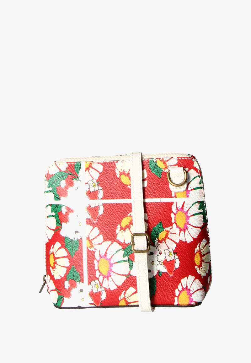 Borsa a mano rossa con decorazioni floreali bianche, caratterizzata da una superficie testurizzata, tracolla regolabile, chiusura con zip e molteplici motivi floreali.