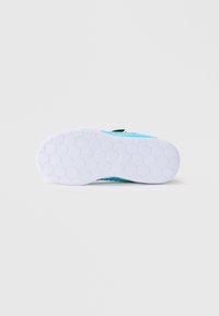 Podešev boty s hexagonálním vzorem; obsahuje světle modré akcenty a texturovaný bílý povrch; vyrobeno z odolného gumového materiálu.