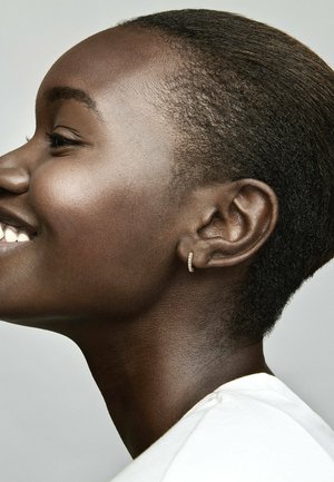 Pandora SPARKLING HUGGIE  - Boucles d'oreilles - gold plated