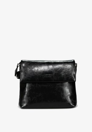 Sac bandoulière en cuir synthétique noir avec une forme rectangulaire, fermeture à rabat et texture subtile. Comprend une sangle réglable et un logo embossé.
