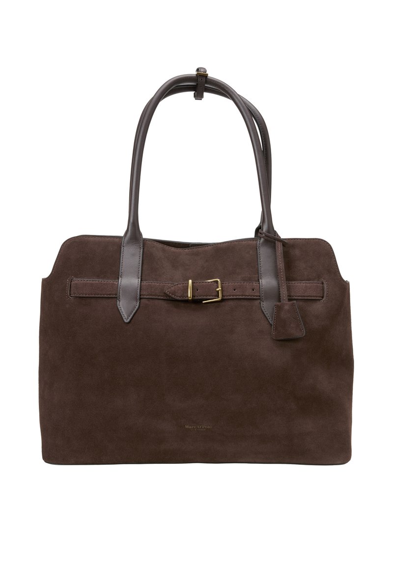 Braune Wildleder-Tote mit dunklen Ledergriffen, Gürtelakzent und goldfarbener Schnalle auf der Vorderseite. Rechteckige Form mit minimalen Details.