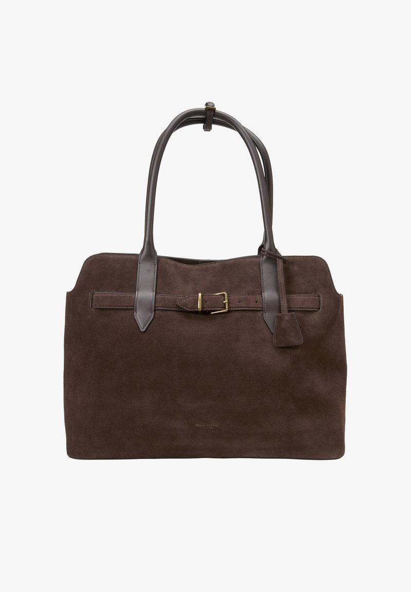 Brązowa zamszowa torba tote z ciemnymi skórzanymi uchwytami, akcentem w postaci paska i złotym zapięciem z przodu. Prostokątny kształt z minimalną ilością zdobień.