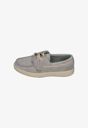 Grauer Wildleder-Casual-Bootsschuh mit beiger Sohle, Schnürung vorne und Fransen-Detail oben, gestaltet für Komfort und Stil.