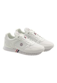 Witte sneakers met een ontwerp van mesh en leer, ronde neus en een gespikkelde witte zool met rode en blauwe streepaccenten.