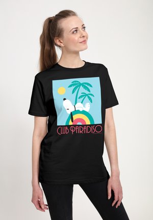 Młoda kobieta w czarnej koszulce z Snoopym leżącym na tęczy, palmami, słońcem i napisem "Club Paradiso".