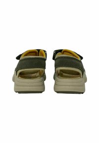 Vista posteriore di sandali verdi con una tomaia texturizzata, fodera gialla e cinturini regolabili. Presentano una soletta imbottita e una suola resistente.